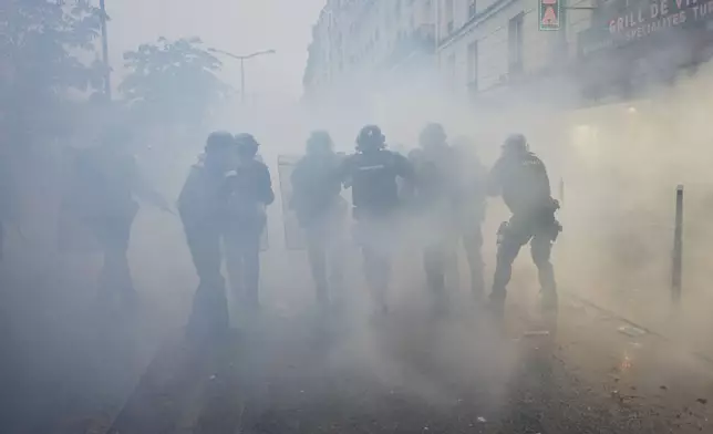 2026年10月24日周六，警員在巴黎一場反對生活開支上升的示威活動中，跑向示威者。(美聯社圖片/Thibault Camus) AP圖片