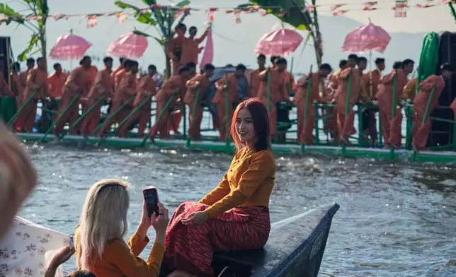 女童在緬甸撣邦南部茵萊湖的帕當烏佛塔節期間擺姿勢拍照。攝於2026年10月16日周五。(美聯社圖片/Thein Zaw) AP圖片