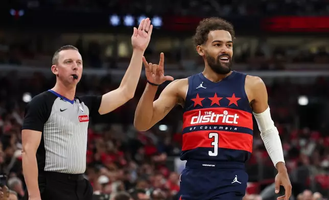 2026年10月24日周六，芝加哥，NBA籃球賽第一節，華盛頓巫師隊後衛特雷楊（3號）射入三分球後示意，裁判（左）亦示意。(美聯社圖片/傑西阿爾切赫) AP圖片