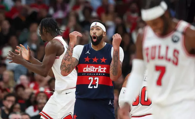 2026年10月24日周六，芝加哥，NBA籃球賽第二節，華盛頓巫師隊前鋒安東尼戴維斯（23號）作出反應，芝加哥公牛隊前鋒卡萊布威爾遜（左）示意，後衛巴迪希爾德（7號）走過。(美聯社圖片/傑西阿爾切赫) AP圖片