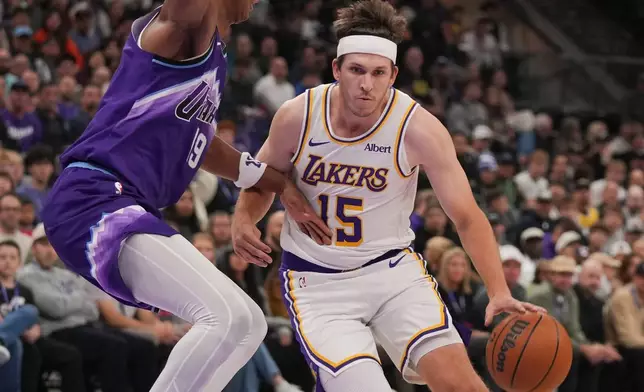洛杉磯湖人後衛奧斯汀里夫斯（15號）在NBA籃球賽上半場運球，猶他爵士前鋒艾斯貝利（左）防守。比賽於2026年10月25日周日在鹽湖城舉行。(美聯社圖片/Bethany Baker) AP圖片