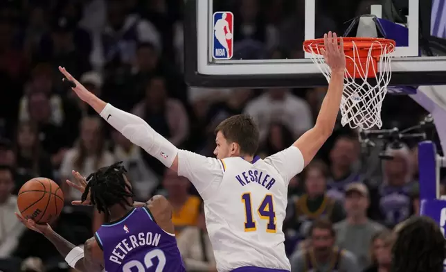 猶他爵士後衛達林彼得森（22號）在NBA籃球賽上半場嘗試投籃，洛杉磯湖人中鋒獲加基斯拿（14號）防守。比賽於2026年10月25日周日在鹽湖城舉行。(美聯社圖片/Bethany Baker) AP圖片