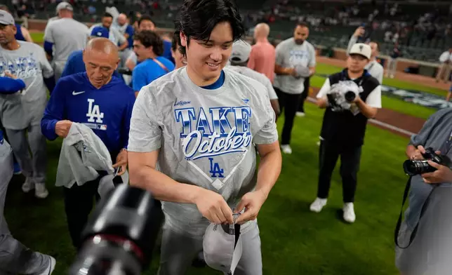 道奇隊二刀流球員大谷翔平在亞特蘭大舉行的國家聯盟分區系列賽第四場比賽中，擊敗亞特蘭大勇士隊後慶祝。攝於2026年10月7日周三。(美聯社圖片/Mike Stewart) AP圖片