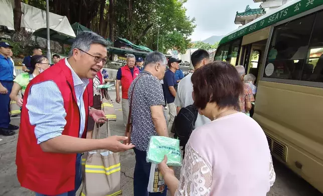 荃灣辦重陽防火教育活動 消防處教居民用滅火筒防煙頭套