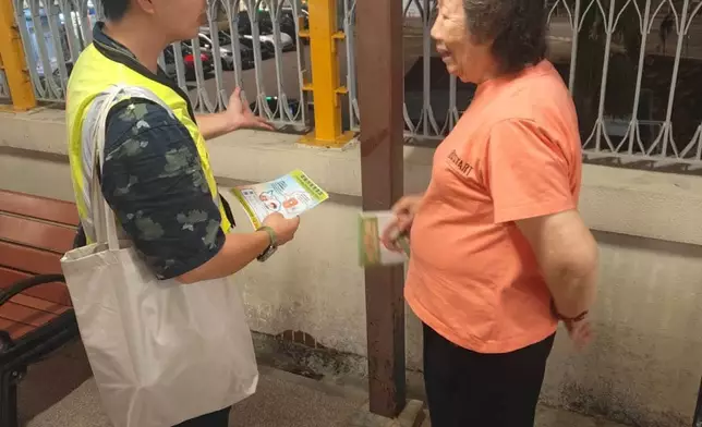 康文署夜巡大隴街休憩花園監察鼠蹤 檢視連日滅鼠成效