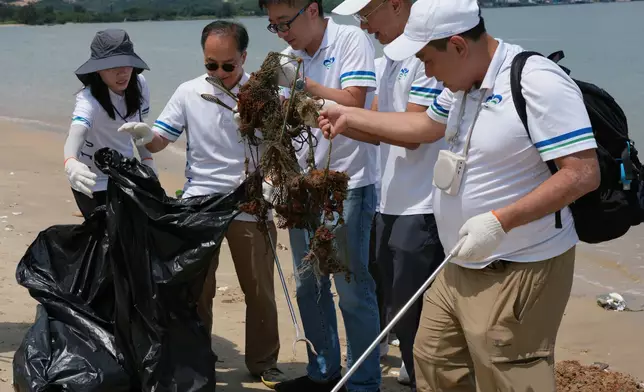 土木工程拓展署義工隊白泥海灘清潔 署長方學誠親身帶隊守護海岸