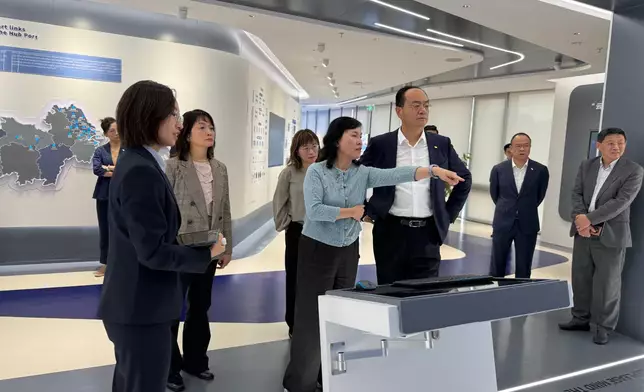 滬港簽署航運戰略合作備忘錄 正式締結「兄弟港」關係