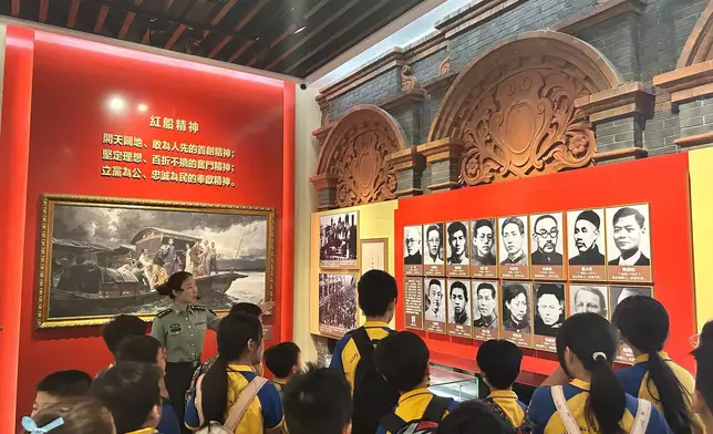 元朗區公民教育活動 50青年參觀昂船洲軍營駐港部隊展覽中心