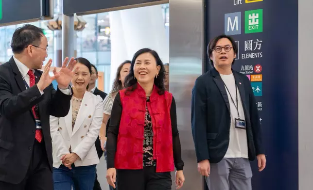 運輸及物流局局長陳美寶視察高鐵西九龍站 迎接國慶黃金周旅客