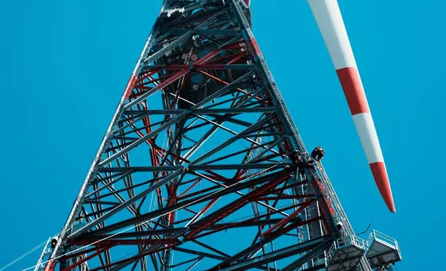 2026年10月1日周四，德國希普考，兩名工人在一座新建的風力發電機旁工作，其旋翼尖端最高可達365米。(美聯社圖片/Markus Schreiber) AP圖片