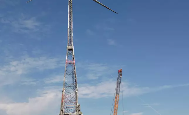 2026年10月1日周四，德國希普考，一座新建的風力發電機，其旋翼尖端最高可達365米。(美聯社圖片/Markus Schreiber) AP圖片