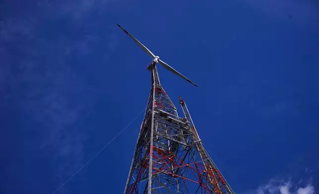 2026年10月1日周四，德國希普考，一座新建的風力發電機，其旋翼尖端最高可達365米。(美聯社圖片/Markus Schreiber) AP圖片