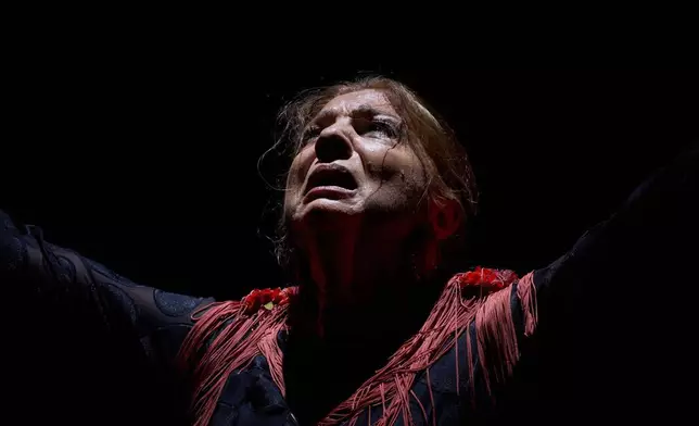 佛朗明哥舞者胡安娜·阿馬亞（Juana Amaya）於2026年9月25日周五，在西班牙塞維利亞舉行的塞維利亞佛朗明哥雙年展期間的音樂會上表演。(美聯社圖片/Emilio Morenatti) AP圖片