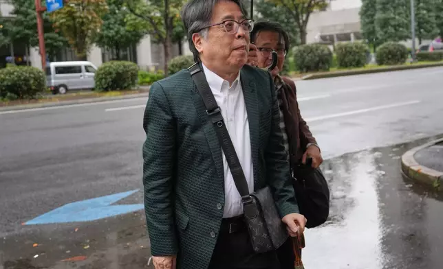 日本漫畫家小林善範，同時是歷史及君主制書籍作者，於2026年10月26日周一抵達東京的東京地方法院。(美聯社圖片/Eugene Hoshiko) AP圖片