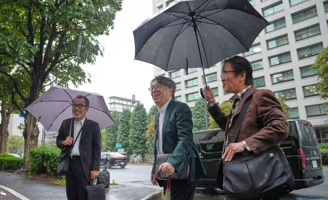 日本漫畫家小林善範（中），同時是歷史及君主制書籍作者，於2026年10月26日周一抵達東京的東京地方法院。(美聯社圖片/Eugene Hoshiko) AP圖片