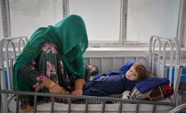 25歲的瑪莉卡在阿富汗喀布爾的英迪拉甘地兒童醫院營養不良病房照顧她3歲的女兒卡爾蘇姆，卡爾蘇姆出現營養不良症狀，攝於周一，2026年10月12日。(美聯社圖片/Siddiqullah Alizai) AP圖片