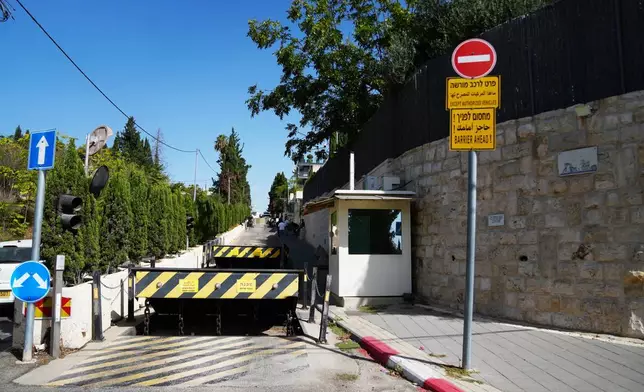 領事館外的招牌被拆除後，路障堵塞通往英國領事館的主要道路。攝於2026年10月8日周四，東耶路撒冷。(美聯社圖片/Mahmoud Illean) AP圖片