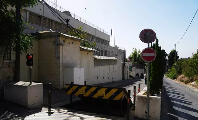 領事館外的招牌被拆除後，路障堵塞通往英國領事館的主要道路。攝於2026年10月8日周四，東耶路撒冷。(美聯社圖片/Mahmoud Illean) AP圖片