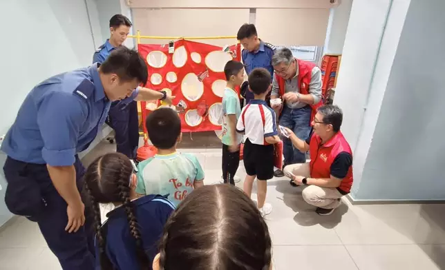 荃灣辦重陽防火教育活動 消防處教居民用滅火筒防煙頭套