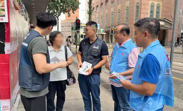 海關聯同區議員關愛隊宣傳 提醒長者精明消費防陷阱