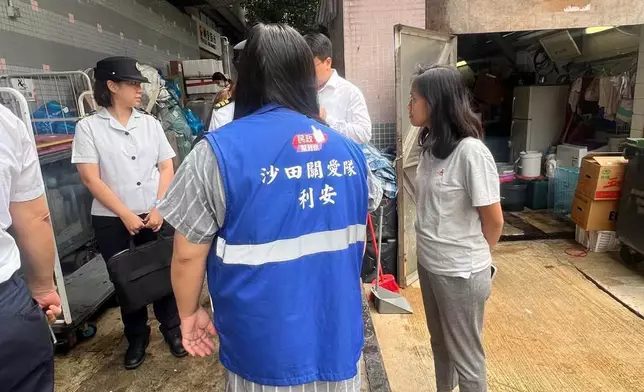 沙田小區滅鼠行動開鑼，利安邨首站向居民派滅鼠小冊子。