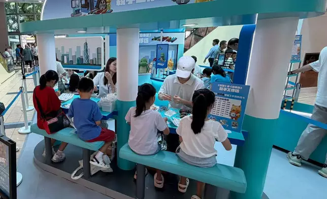 《憲法》與《基本法》親子工作坊第2站登陸屯門市廣場 貓頭鷹車長駐場打卡