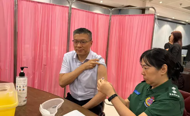 醫療輔助隊為現役人員提供免費流感疫苗接種 總部職員首日率先響應