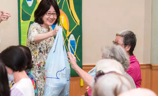 私隱公署義工隊與200灣仔長者賀國慶 分享AI時代防騙資訊