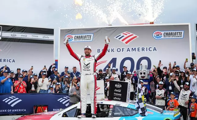 布里斯科在贏得NASCAR盃系列賽後，於勝利車道慶祝。攝於2026年10月11日（周日）北卡羅來納州康科德。(美聯社圖片/Matt Kelley) AP圖片