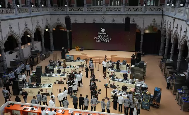 朱古力工匠們，於周一，2026年10月26日，在比利時安特衛普舉行的世界朱古力大師賽主賽場上競技。(美聯社圖片/Virginia Mayo) AP圖片