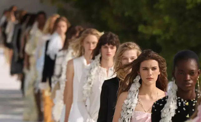 模特兒穿上Christian Dior 2027春夏女裝系列作品，該系列於2026年9月29日周二在法國巴黎展出。(美聯社圖片/Thomas Padilla) AP圖片