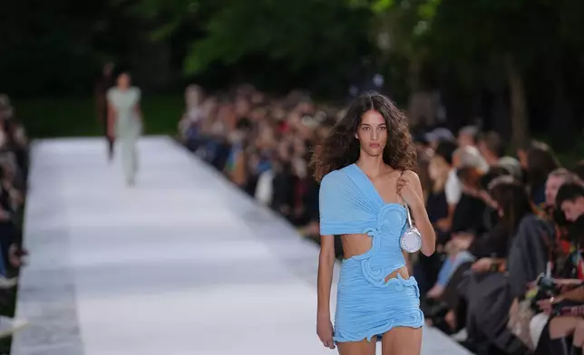 模特兒穿上Stella McCartney 2027春夏女裝系列作品，該系列於2026年9月30日周三在法國巴黎展出。(美聯社圖片/Aurelien Morissard) AP圖片