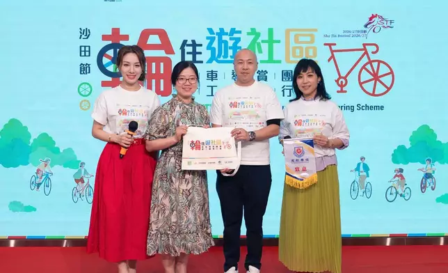 蝦頭與瑪姬聯同活動召集人楊英瀚議員以及楊冬梅校長交換紀念品