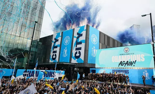 資料圖片：2022年5月23日周一，英格蘭曼徹斯特，曼城球員在台上慶祝，球迷觀看勝利巡遊，慶祝球隊贏得英超聯賽冠軍。（美聯社圖片/Jon Super, File） AP圖片