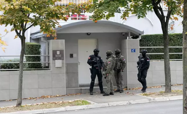 塞爾維亞憲兵在貝爾格萊德的以色列大使館外執勤，此前一名身份不明的襲擊者於2026年10月28日周三持刀襲擊一名警衛。(美聯社圖片/Darko Vojinovic) AP圖片