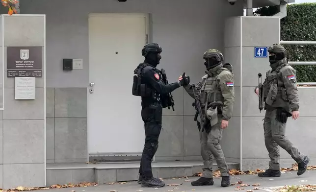 塞爾維亞憲兵在貝爾格萊德的以色列大使館外執勤，此前一名身份不明的襲擊者於2026年10月28日周三持刀襲擊一名警衛。(美聯社圖片/Darko Vojinovic) AP圖片