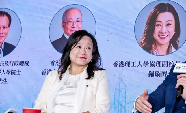 羅璇博士表示香港的高校可用「頂天立地」來概括。