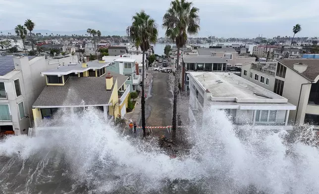 熱帶風暴雷切爾逼近，加州長灘周六有海浪拍打房屋前的行人路。(美聯社圖片/William Liang) AP圖片