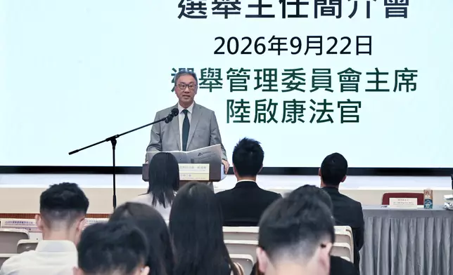 選舉管理委員會主席陸啟康到訪位於添馬政府總部的選舉主任辦事處，了解接收提名表格的流程，並視察場地準備情況。