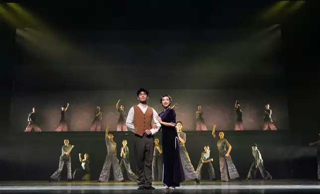 由惠州歌舞劇院演出的原創舞劇《1942 穿越封鎖線》，以舞蹈藝術重現日佔時期的省港營救行動。理大圖片