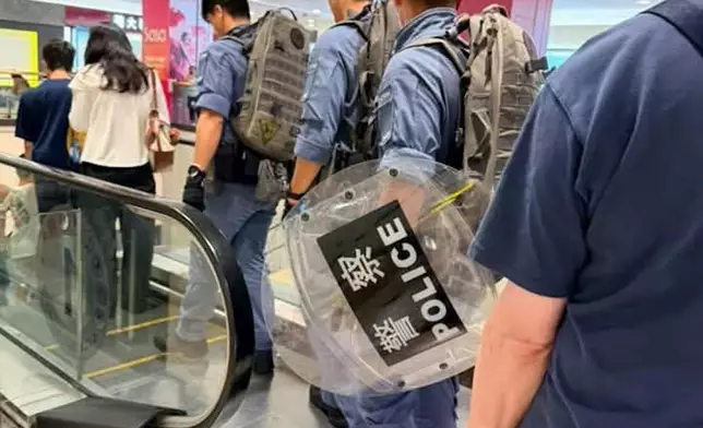 反恐特勤隊亦奉召到場，手持盾牌進入商場範圍展開搜索。網上圖片