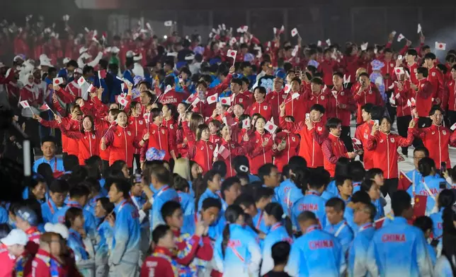 2026年10月4日周日，日本名古屋，亞洲運動會閉幕禮上，日本運動員步入會場。(美聯社圖片/Dita Alangkara) AP圖片