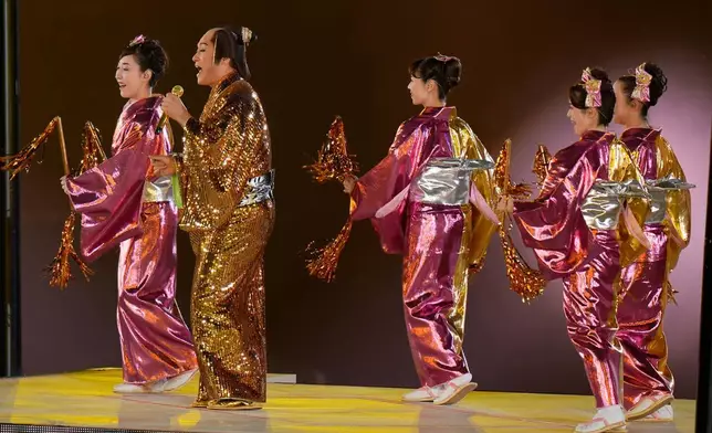 2026年10月4日周日，日本名古屋，亞洲運動會閉幕禮上，松平健表演。(美聯社圖片/Eugene Hoshiko) AP圖片