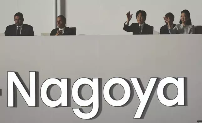 2026年10月4日周日，日本名古屋，亞洲運動會閉幕禮上，秋篠宮文仁親王與文仁親王妃紀子揮手致意。(美聯社圖片/Lee Jin-man) AP圖片