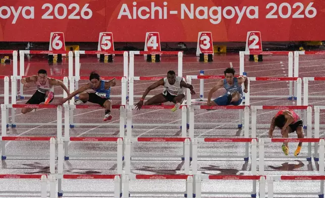 日本選手泉谷駿介（右）在日本名古屋舉行的亞洲運動會男子110米跨欄預賽中，跨欄時跌倒。攝於2026年9月26日周六。(美聯社圖片/Eugene Hoshiko) AP圖片