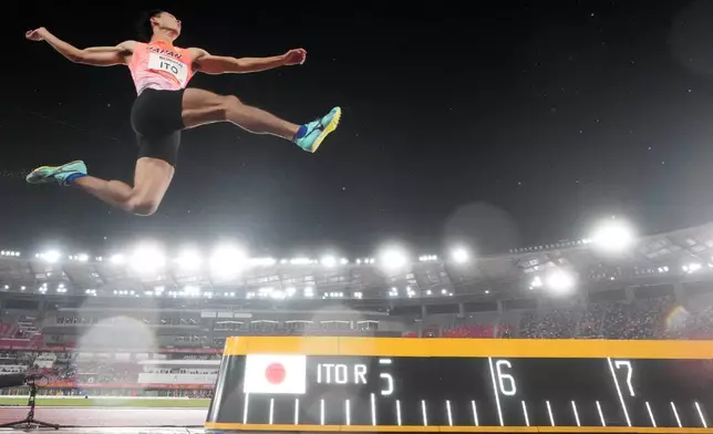 日本選手伊藤陸在日本名古屋舉行的亞洲運動會男子跳遠決賽中作賽。攝於2026年9月28日周一。(美聯社圖片/Lee Jin-man) AP圖片