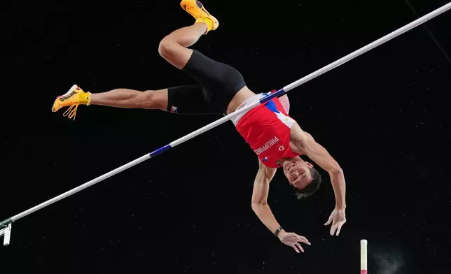 菲律賓選手奧比納在日本名古屋舉行的亞洲運動會男子撐竿跳決賽中作賽。攝於2026年9月29日周二。(美聯社圖片/Aaron Favila) AP圖片