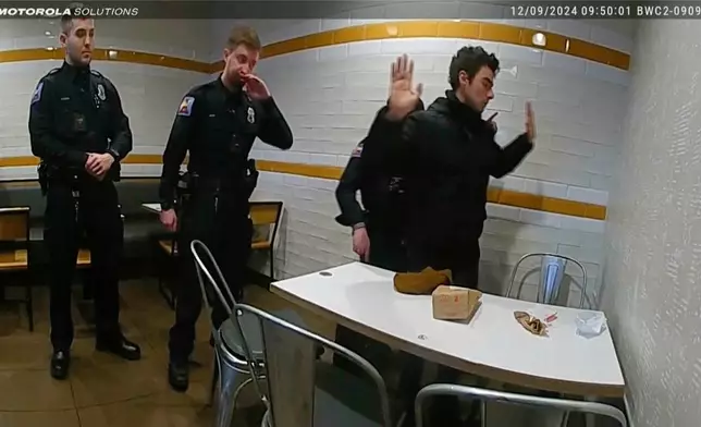 這張由阿爾圖納警局提供的圖片，顯示2024年12月9日，警員在賓夕法尼亞州阿爾圖納拘捕路易吉曼焦內的隨身攝錄機片段。(美聯社圖片/阿爾圖納警局) AP圖片