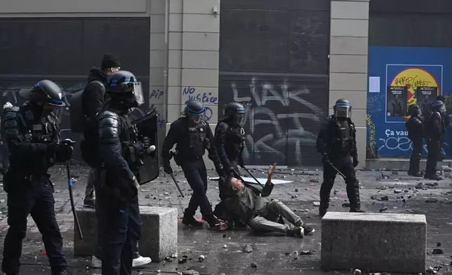 巴黎，周六（2026年10月17日），警方在一場抗議生活成本上漲及學生訴求的示威活動期間拘捕一名示威者。(美聯社圖片/Emma Da Silva) AP圖片