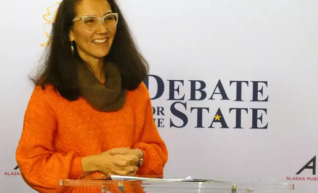 這張智能手機拍攝的照片顯示，民主黨瑪麗·佩爾托拉，於2026年10月15日周四在阿拉斯加安克雷奇，與共和黨籍美國參議員丹·蘇利文在阿拉斯加參議院選舉辯論前微笑。(美聯社圖片/貝基·博勒) AP圖片